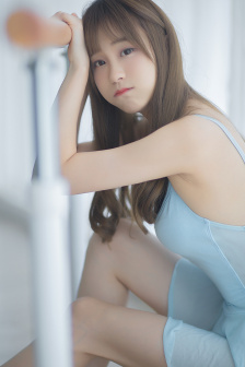 藏在办公桌底下的女人
