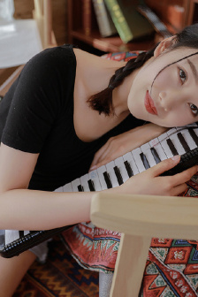 年轻的女教师在线